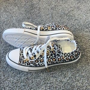 Leopard print Converse
